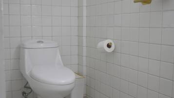 Een douche, shampoo