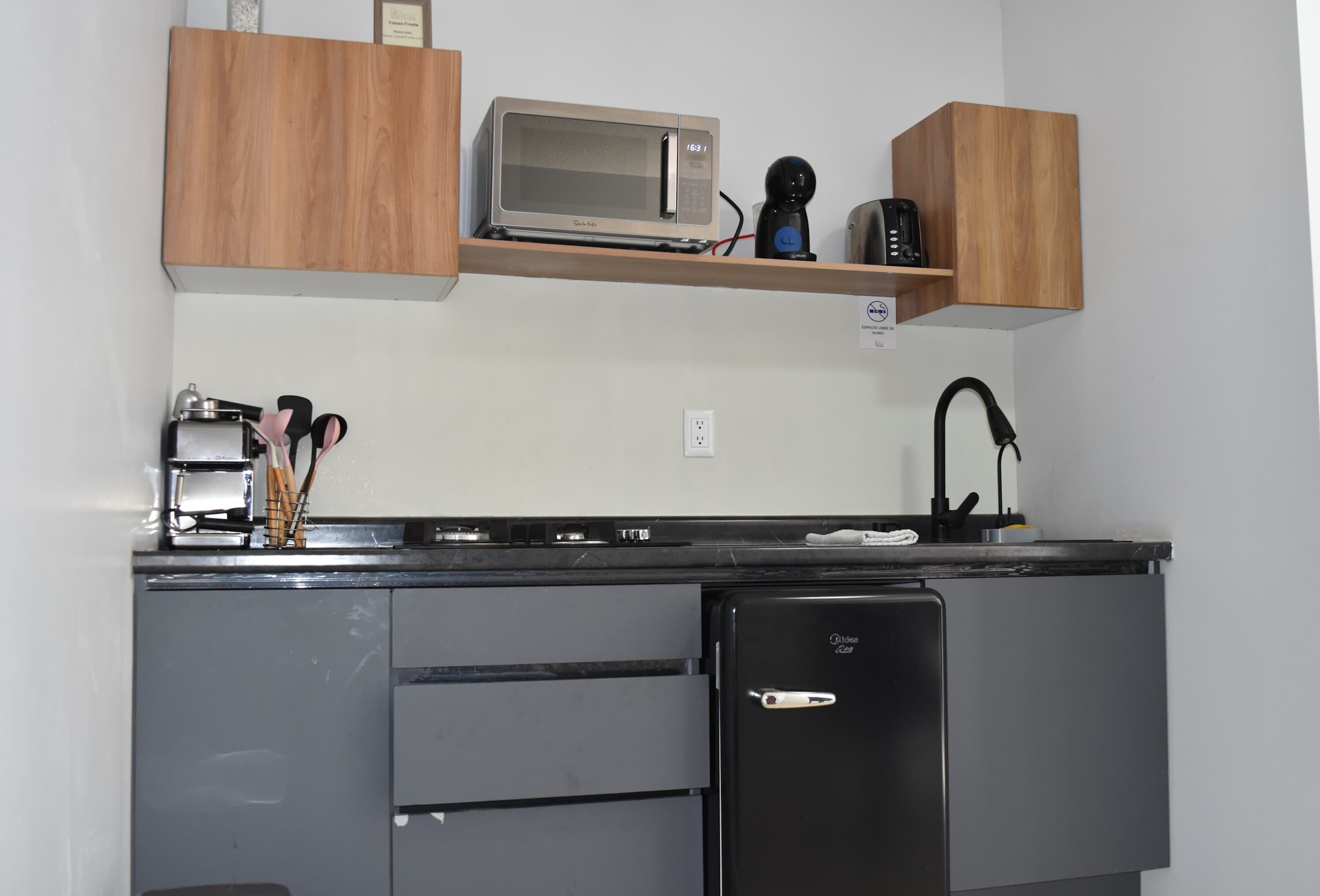 Coffee/tea maker, blender, cookware/dishes/utensils