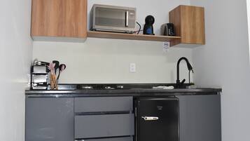 Coffee/tea maker, blender, cookware/dishes/utensils