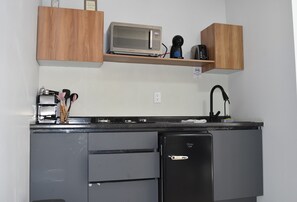 Coffee/tea maker, blender, cookware/dishes/utensils