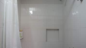 Dusj, hårføner, håndklær og såpe