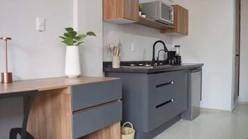 Microwave, coffee/tea maker, toaster, blender