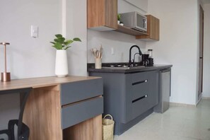 Microwave, coffee/tea maker, toaster, blender