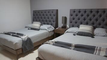 1 dormitorio, tabla de planchar con plancha, wifi y ropa de cama