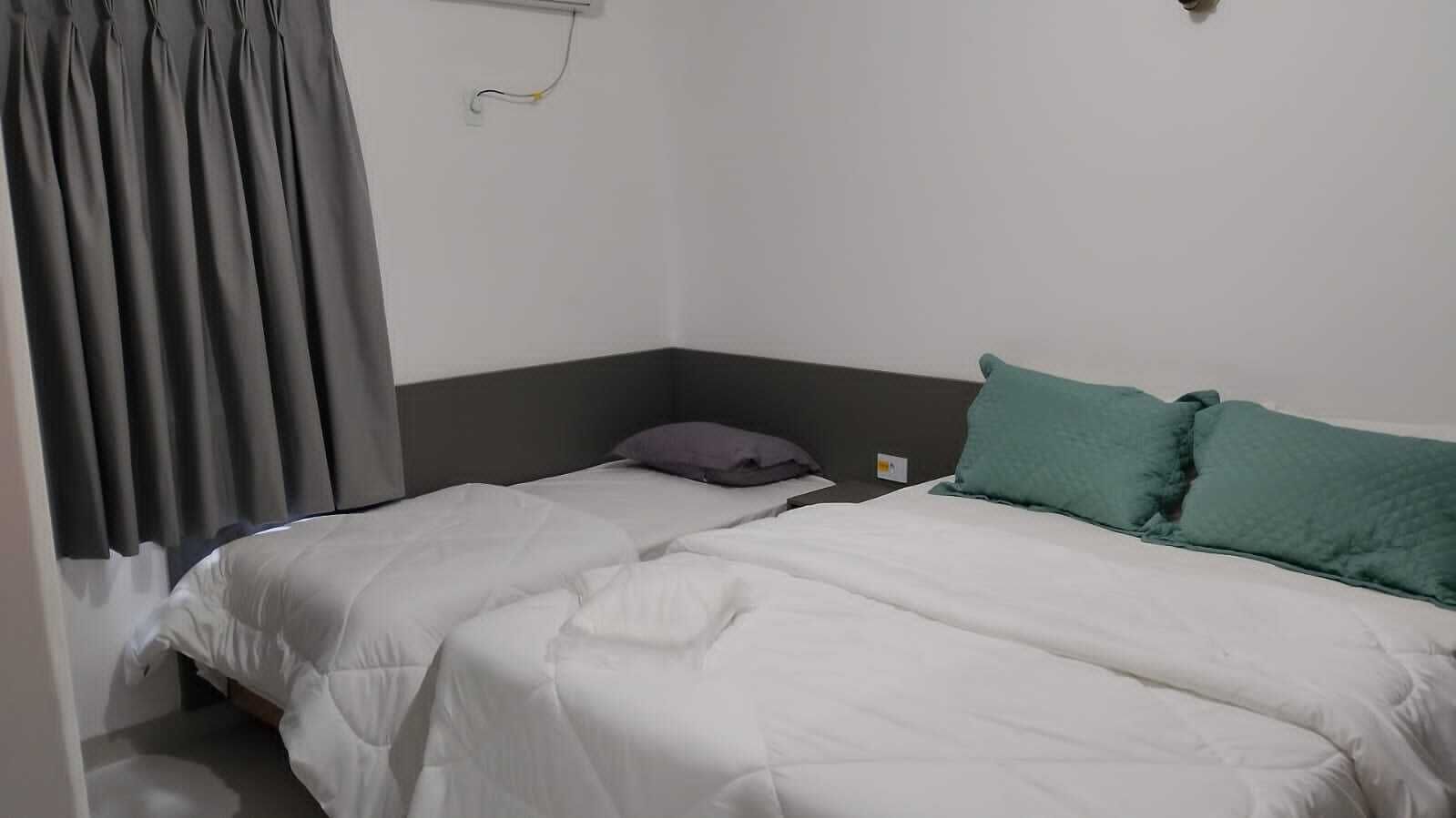 Escritorio y espacio para trabajar con un portátil