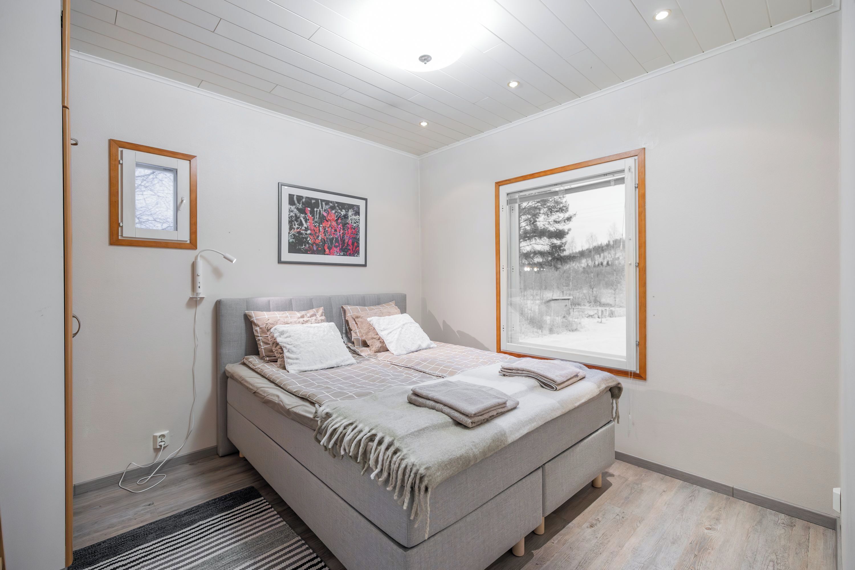 3 bedrooms, desk, WiFi, bed sheets