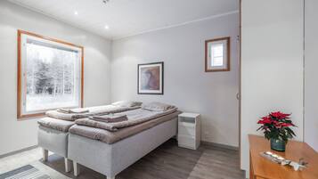 3 makuuhuonetta, työpöytä, Wi-Fi, vuodevaatteet