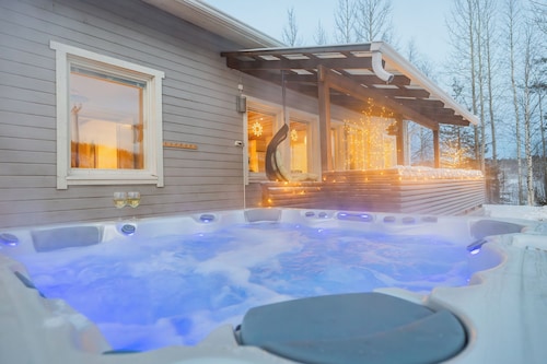 Aurora Jacuzzi Lodge