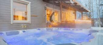 Aurora Jacuzzi Lodge