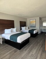 Espacio para trabajar con laptop y cortinas blackout 