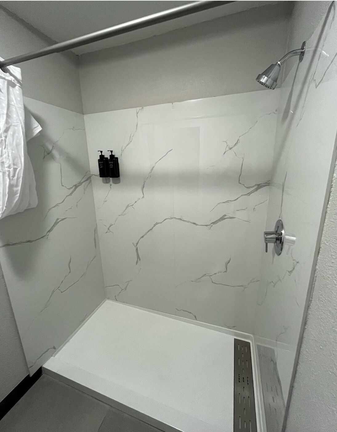 Douche, serviettes fournies, savon, shampooing