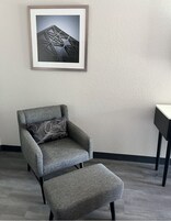 Espacio para trabajar con laptop y cortinas blackout 