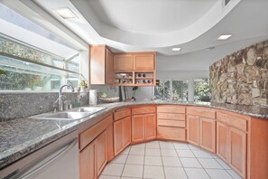 Mikrobølgeovn, ovn, kokeplater og oppvaskmaskin