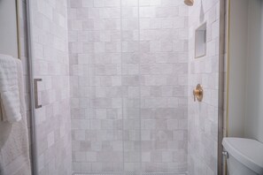Shower, hair dryer, towels, soap - Kellys Suite (Geneva)