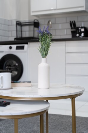 Kjøleskap, mikrobølgeovn, brødrister og kjøkkenutstyr