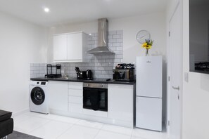 Kjøleskap, mikrobølgeovn, brødrister og kjøkkenutstyr