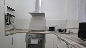 Coffee/tea maker, fridge, microwave, oven - IMCT - Two-storey Apartment (Budapest)