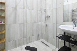 Hair dryer, towels - IMCT - Two-storey Apartment (Budapest)