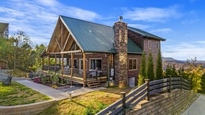 Exterior - VIEWS, Hot Tub, Game Room, 7min 2 DT (Gatlinburg)