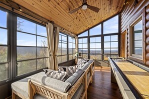 Interior - VIEWS, Hot Tub, Game Room, 7min 2 DT (Gatlinburg)