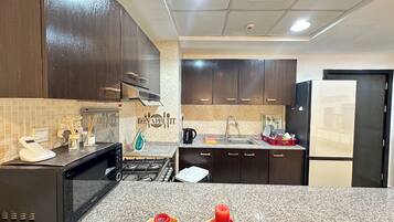Geladeira, micro-ondas, fogão, cooktop