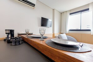 Apartment | Private kitchen | Fridge, microwave, stovetop, cookware/dishes/utensils - New Life Visconde - Yogha (Curitiba)