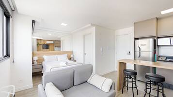 Apartemen | Dapur pribadi | Lemari es, microwave, kompor, dan peralatan masak/sendok-piring