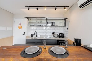 Departamento | Cocina privada | Refrigerador, microondas, parrilla de estufa y utensilios de cocina 