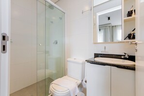 Apartment | Bathroom | Shower, hair dryer, towels, soap - New Life Visconde - Yogha (Curitiba)