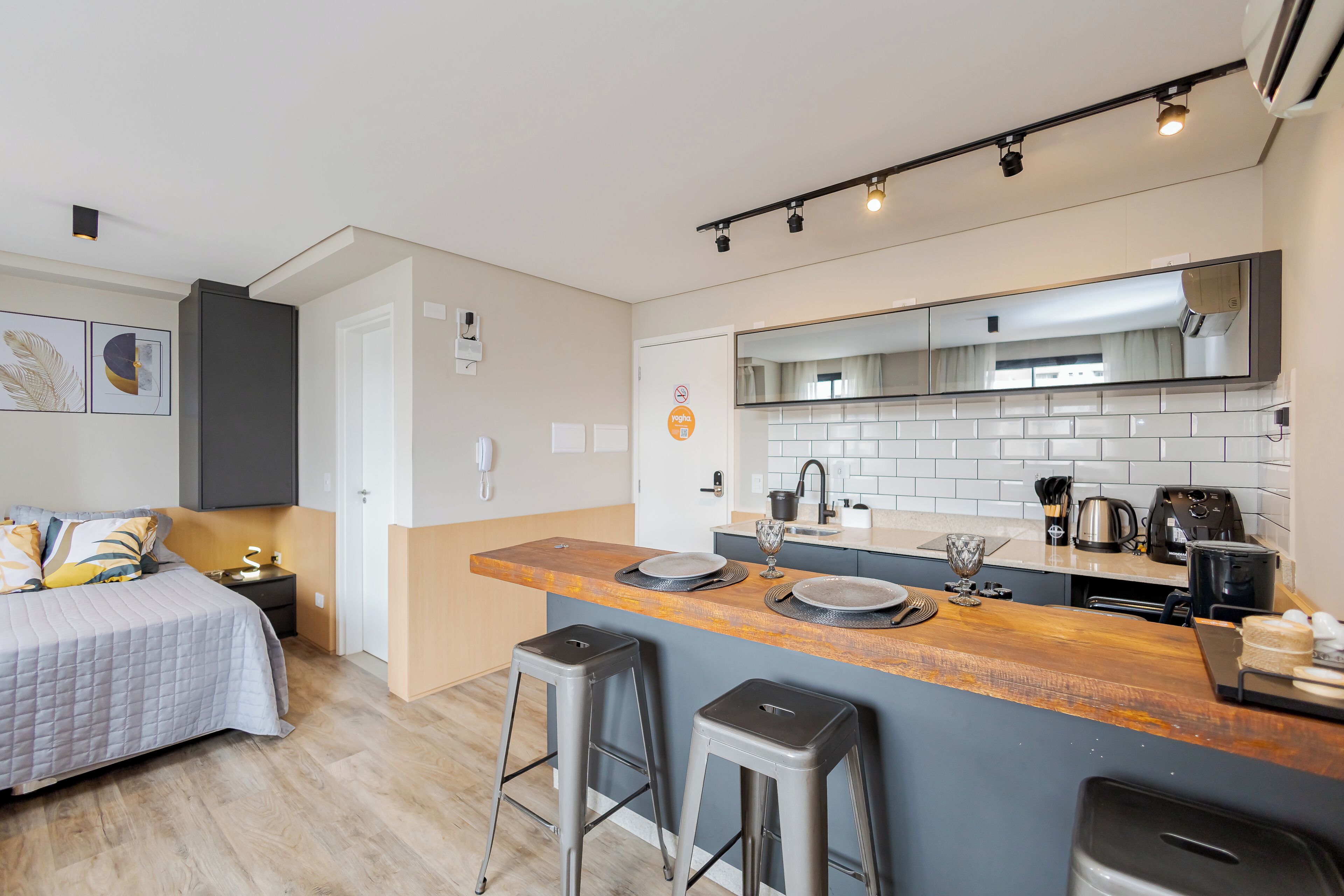 Apartamento | Cocina privada | Frigorífico, microondas, placa de cocina y utensilios de cocina