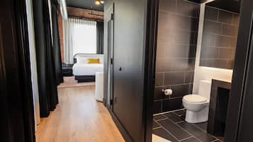 Deluxe Single Room, 1 King Bed, City View | Frette Italian sheets, premium bedding, memory-foam beds, desk