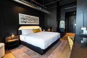 Frette Italian sheets, premium bedding, memory foam beds, desk - The Landmark Hotel and Casino (Deadwood)