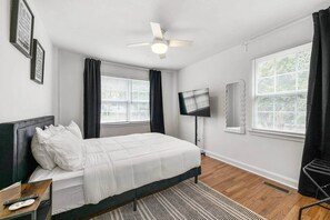 4 bedrooms, iron/ironing board, WiFi, bed sheets