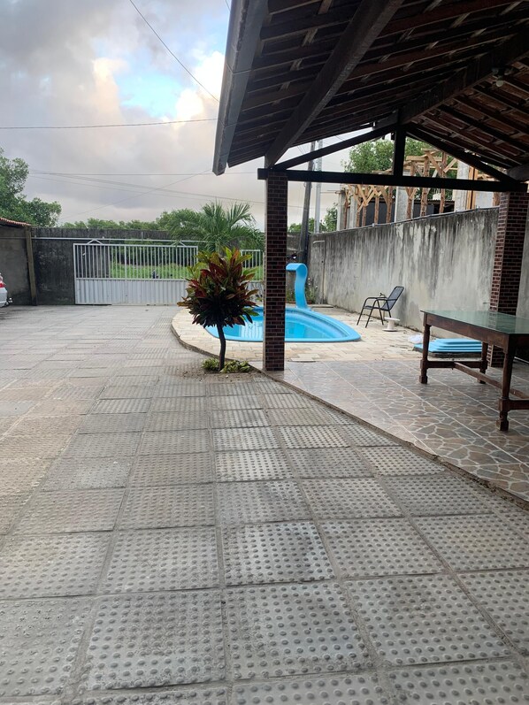 Una piscina al aire libre