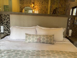 1 bedroom, internet, bed sheets