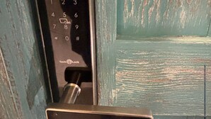 Una puerta con cerradura electrónica de teclado numérico.