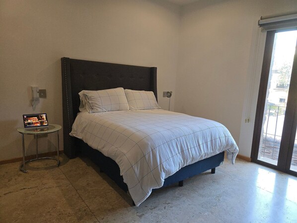 2 habitaciones, tabla de planchar con plancha, internet y ropa de cama 