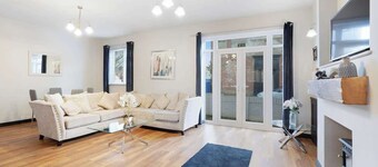 Modern 2 Bedroom Home With TV, WiFi, Parking