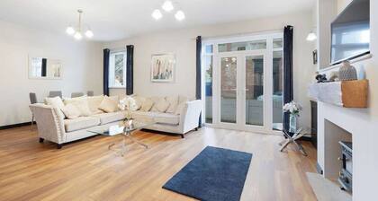 Modern 2 Bedroom Home With TV, WiFi, Parking