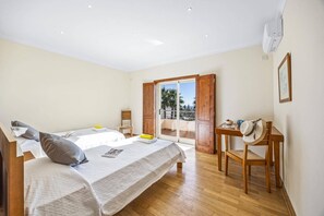 4 bedrooms, iron/ironing board, free WiFi, bed sheets