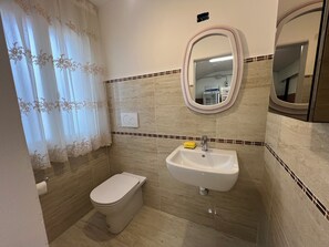 Douche, séchoir à cheveux, bidet, serviettes fournies