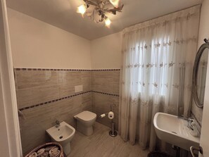 Douche, séchoir à cheveux, bidet, serviettes fournies