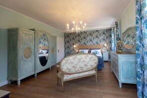 5 chambres, coffres-forts dans les chambres, bureau