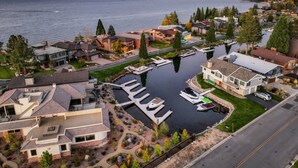 Zona residencial con casas, un puerto deportivo y un lago.