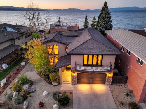Lake Front Villa w/ Rooftop Hot Tub & Private Dock