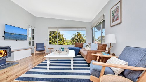 Living The Dream - Living The Dream: Cozy retreat with Wi-Fi, BBQ, fireplace, and outdoor area