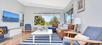 Living The Dream - Living The Dream: Cozy retreat with Wi-Fi, BBQ, fireplace, and outdoor area