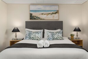 1 slaapkamer, een kluis op de kamer, een strijkplank/strijkijzer
