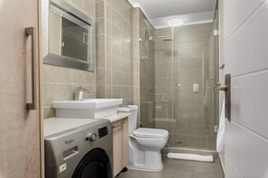 Een douche, een haardroger, handdoeken, zeep