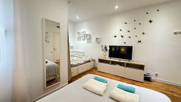 Habitación cuádruple, baño compartido | Tabla de planchar con plancha y wifi gratis